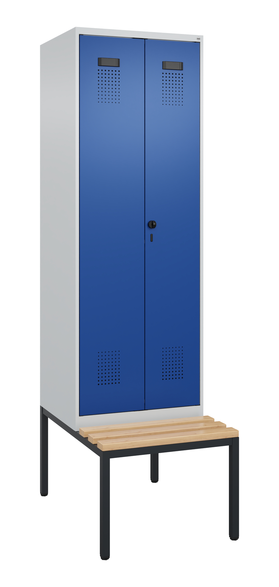 Metallschrank steht auf Bank, blau, perforierte Türen, isolierter Hintergrund.